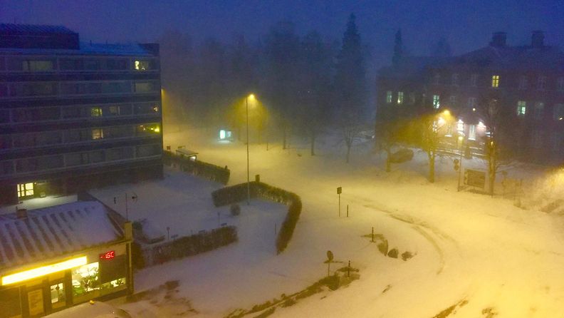 Cristian Nylund heräsi talviseen näkyyn, yön ja aamun aikana lunta oli tupruttanut reippaasti Vaasassa.