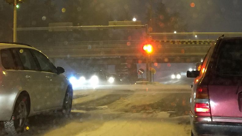 Lumipyry Oulussa liikenne huono keli