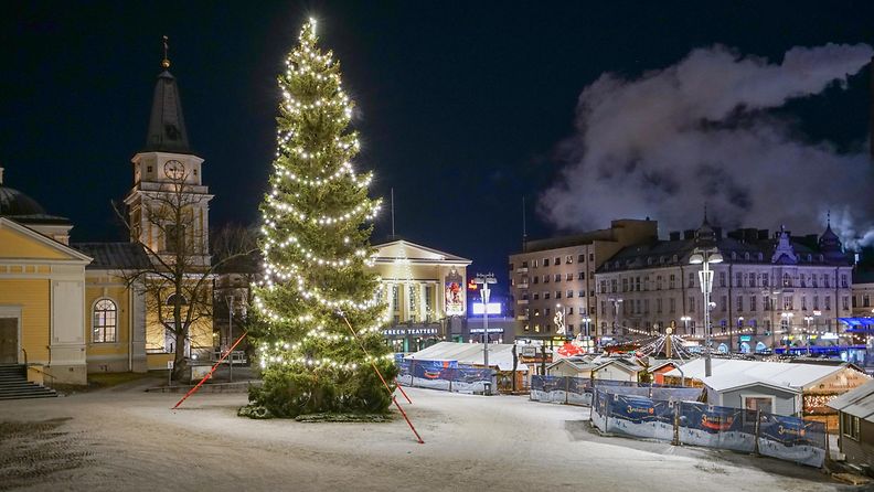 Tampereen keskustorin joulukuusi on 20 metriä korkea. 