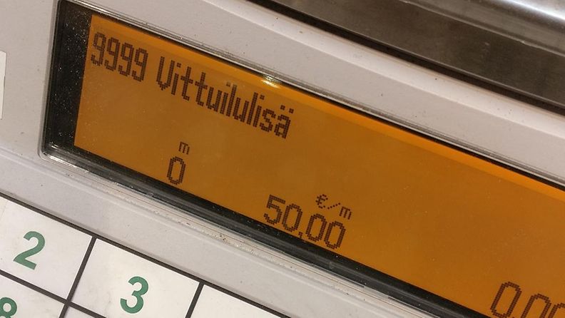 Vaaka pyysi "vittuilulisää" irtosuklaan ostajalta Helsingin Ruoholahden K-Citymarkeissa.