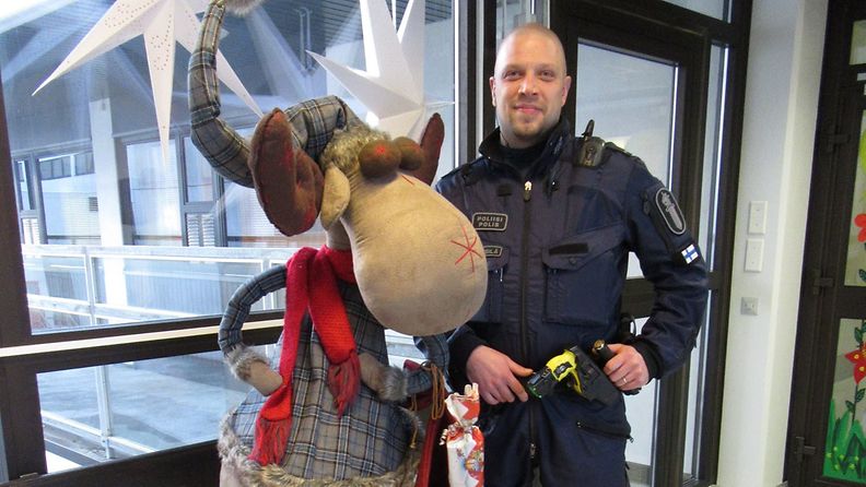 Poliisi Seinäjoen keskussairaalan lastenosastolla