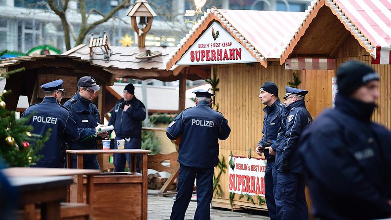 Poliisi partioi lähellä berliiniläistä joulutoria, jossa väkijoukkoon ajanut rekkakuski surmasi 12 ihmistä 19.12.2016.