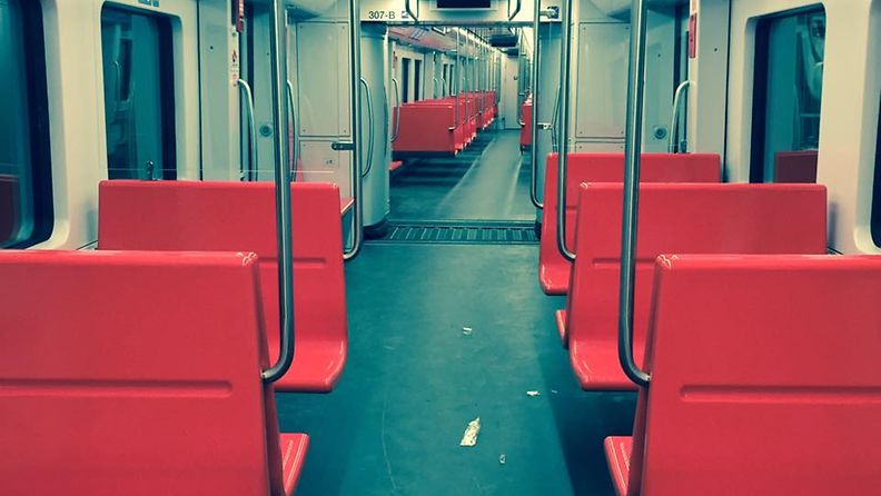 lukijan kuva tyhjästä metrosta