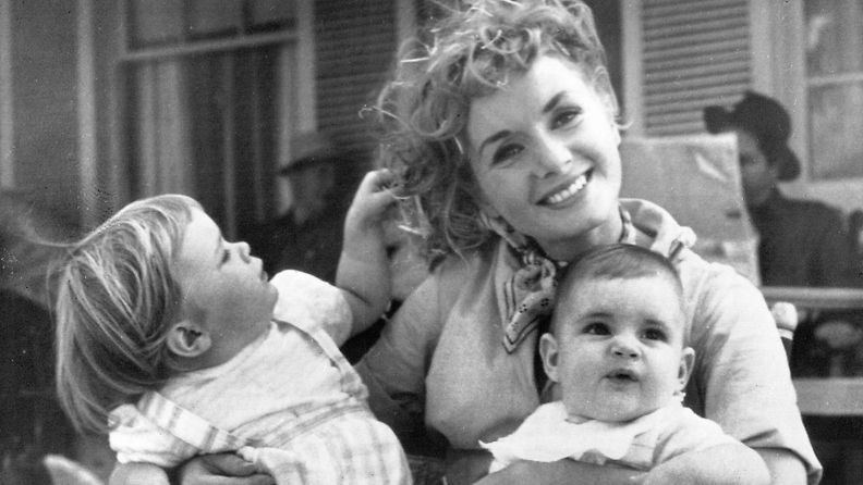 Debbie Reynolds, Carrie Fisher, Todd Fisher lokakuu 1958