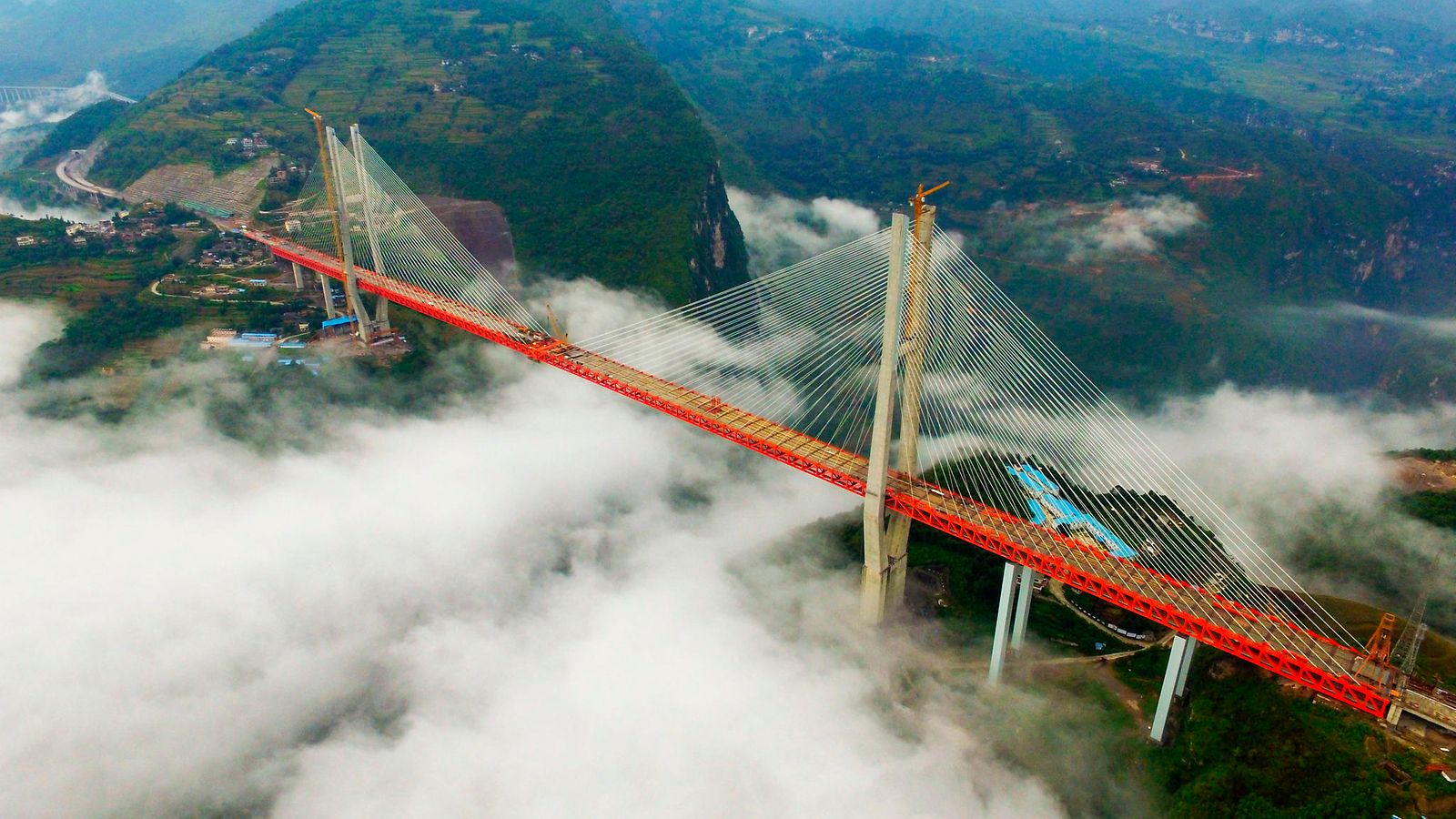 Maailman korkein silta avautui Kiinassa – lyhentää matka-aikaa yli kolme  tuntia 