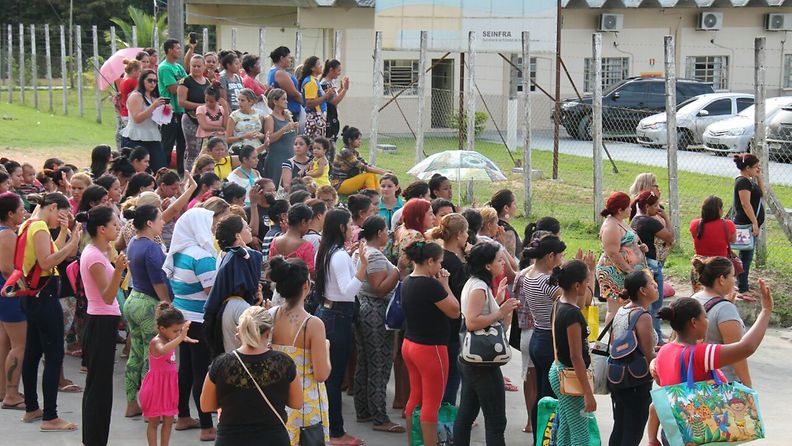 Läheiset odottivat kuulevansa vankien kuulumisia mellakoiden jälkeen Anisio Jobim –vankilan edustalla Amazonasissa, Brasiliassa 2. tammikuuta 2017. 