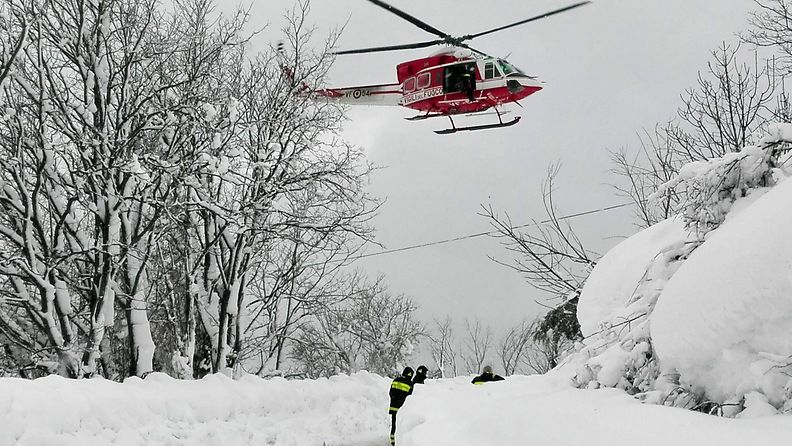 Italia lumivyöry 19.1.2017 helikopteri