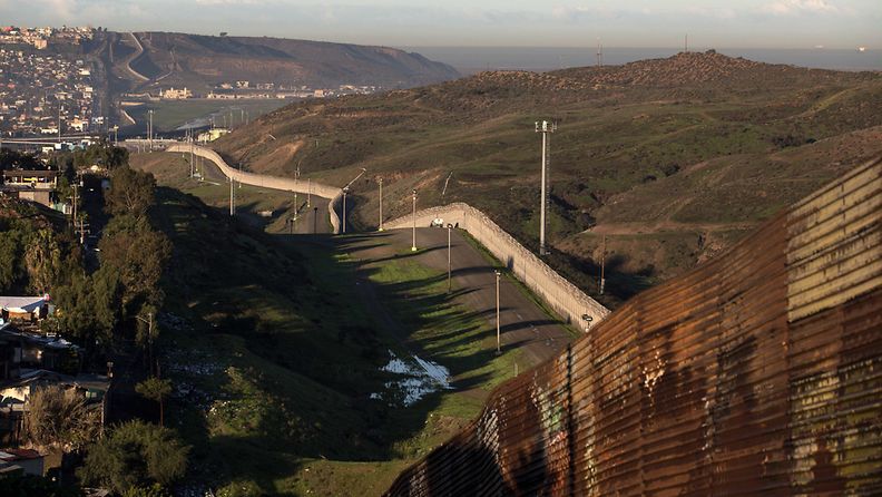 Tältä näyttää Yhdysvaltojen ja Meksikon välinen raja Tijuanassa tällä hetkellä. Trumpin vision mukaan paikalle nousee korkea muuri.