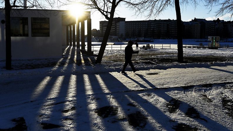 Maisema aurinko nainen katu Helsinki Merihaka talvi loppiainen ulkoilu