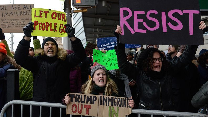 Presidentti Donald Trumpin maahantulokieltoja protestoitiin lentokentillä Yhdysvalloissa.