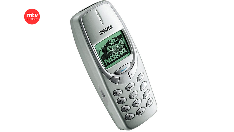 Mies käyttää edelleen Nokia 3310 -puhelinta: 