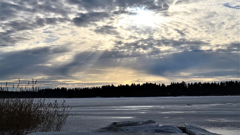 sääkuva talvi järvi jää taivas pilvi valo sää