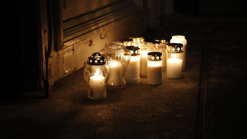 Kynttilöitä suruhartaudessa Tyrvään kirkon ovella Sastamalassa, 19. helmikuuta 2017. Hartaus järjestetään lauantai-illan kolarissa menehtyneiden 17-vuotiaiden nuorten muistoksi. 