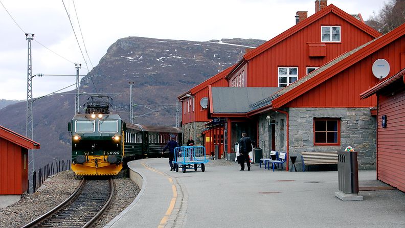 Myrdal_Station_with_Flåmsbana_train