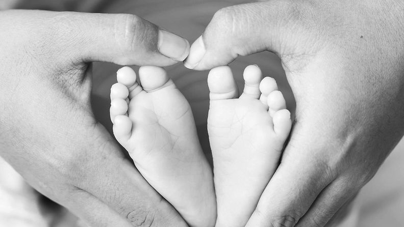 vauvan jalat äidin käsissä sydän rakkaus