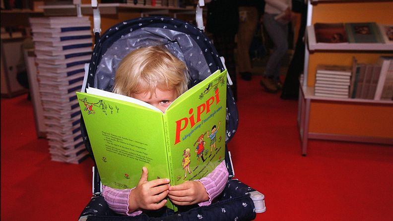 Lapsi lukee kirjaa