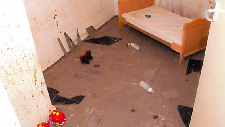 Kuva Briteistä, likainen huone, josta 2 pikkulasta löytyi Derbyssa.