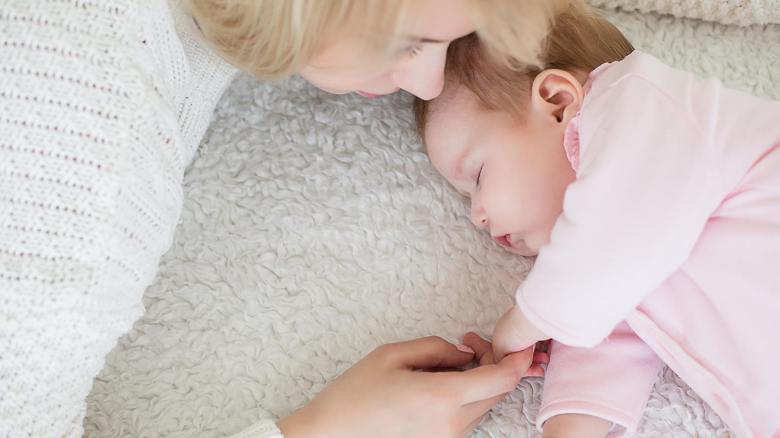 Äiti opetti vauvansa nukkumaan koko yön ilman itkua: 