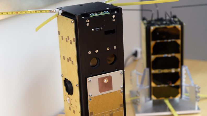 Aalto 1 ja  2 -satelliitit (taustalla)  Aalto-yliopistolla Espoon Otaniemessä 24. maaliskuuta 2017. Otaniemessä opiskelijavoimin suunniteltu ja rakennettu Aalto-2-satelliitti odottaa valmiina laukaisua Yhdysvalloissa Cape Canaveralin laukaisukeskuksessa Cygnus-avaruusrahtialuksen sisällä.