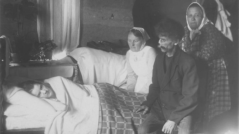 Diakonissa potilaskäynnillä kodissa. Kuva on otettu 1920-luvulla.