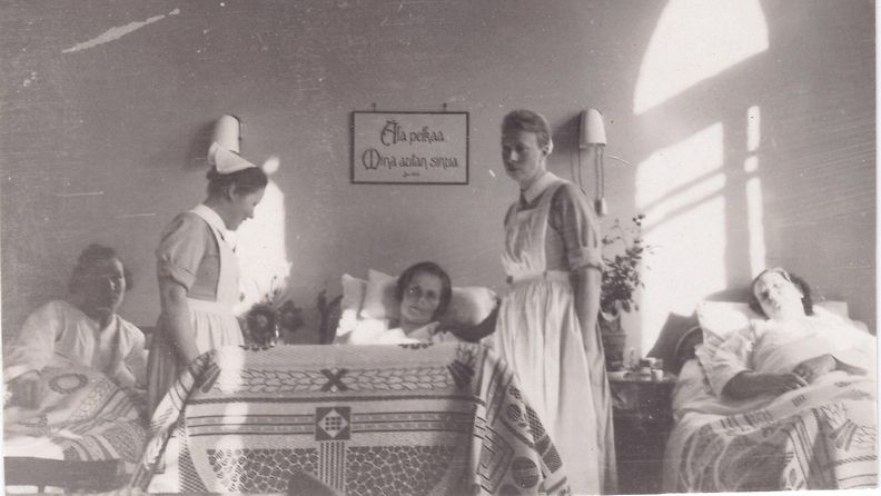 Kaksi koesisarta potilasvuoteen vierellä 1940-luvulla.