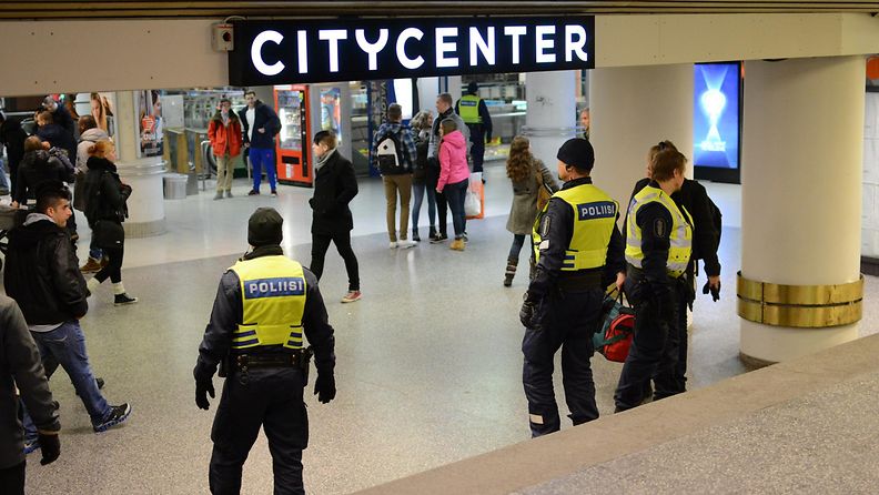 Poliisi lisää valmiuttaan Helsingissä Tukholman kuorma-autoiskun seurauksena. Poliisi Helsinki rautatieasema, citykäytävä