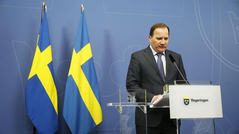 Ruotsin pääministeri Stefan Löfven puhui tiedotustilaisuudessa Tukholman iskun jälkeisenä iltana