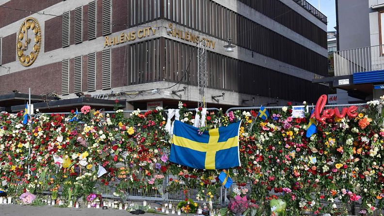 Tuhannet muistivat uhreja Tukholmassa 9.4.2017 1