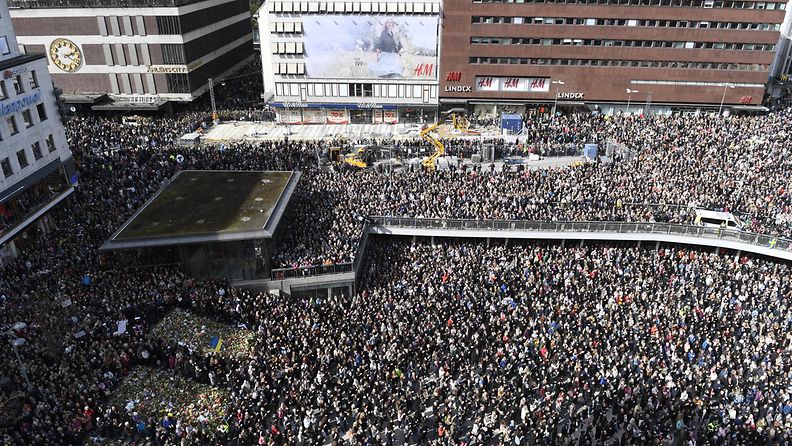 Tuhannet muistivat uhreja Tukholmassa 9.4.2017 3