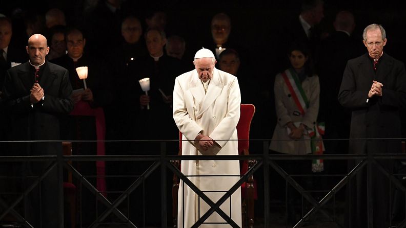 paavi Franciscus pitkäperjantai pääsiäisrukous vatikaani