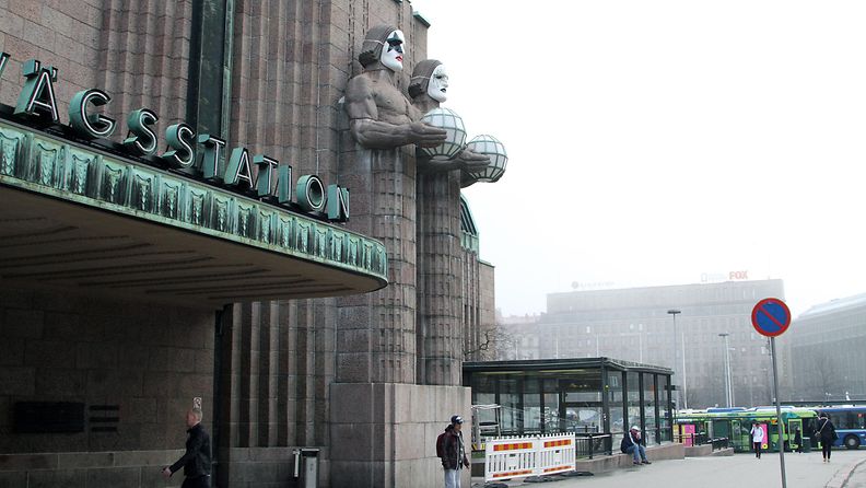 Kiss maskit Helsingin rautatieaseman kivimiehet 28.4.2017 1