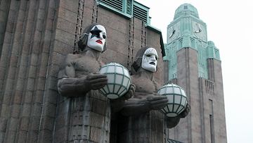 Kiss maskit Helsingin rautatieaseman kivimiehet 28.4.2017 3
