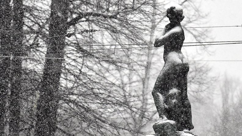 Havis Amanda -patsas lumen peitossa vapun aaton aattona 2017