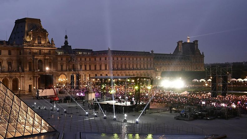 Macronin kannattajat juhlivat Louvren edustalla