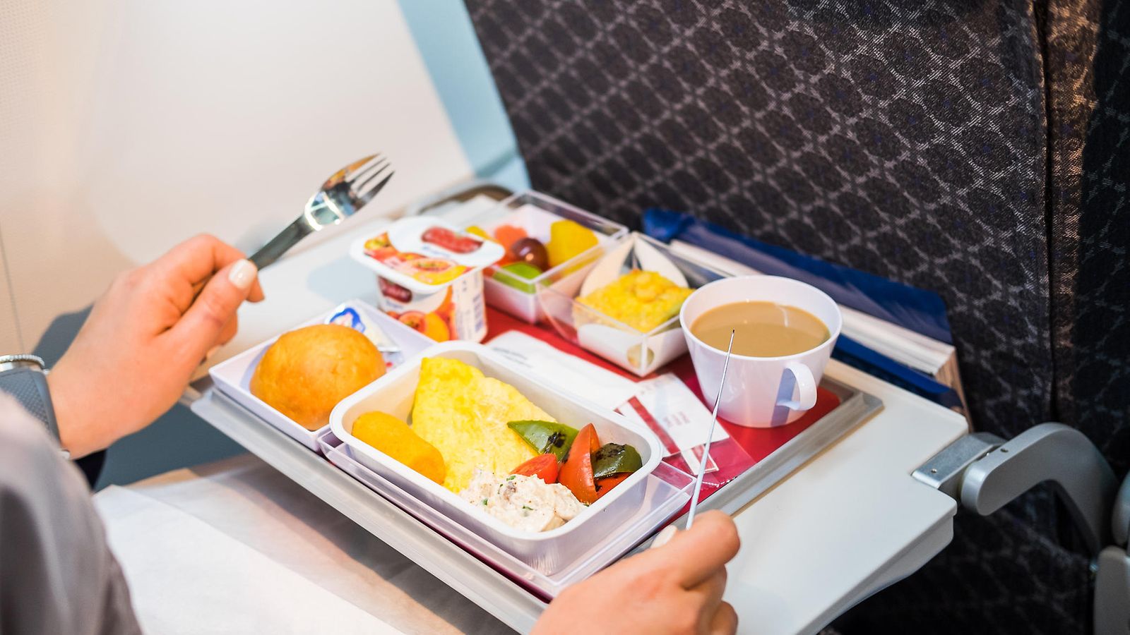 Totuus lentokoneruoasta paljastui: Tiesitkö, että ateriasi saattaa olla  jopa vuoden vanha? | Makuja | MTV Uutiset