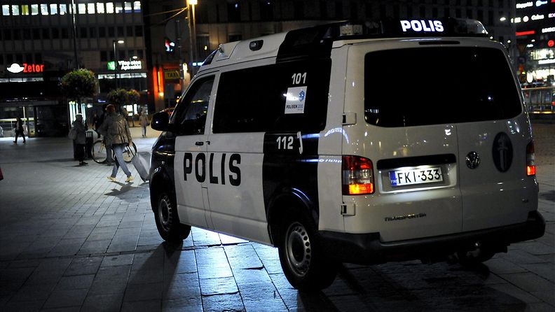 Poliisiauto poliisi auto helsinki asema-aukio talvi syksy kevät yö kuvitus 