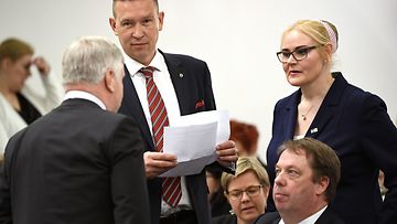Toimi Kankaanniemi ja perussuomalaisten poliisitaustaiset kansanedustajat Tom Packalen, Veera Ruoho ja Mika Raatikainen eduskunnan täysistunnossa jossa äänestettiin hallintarekisterilaista.