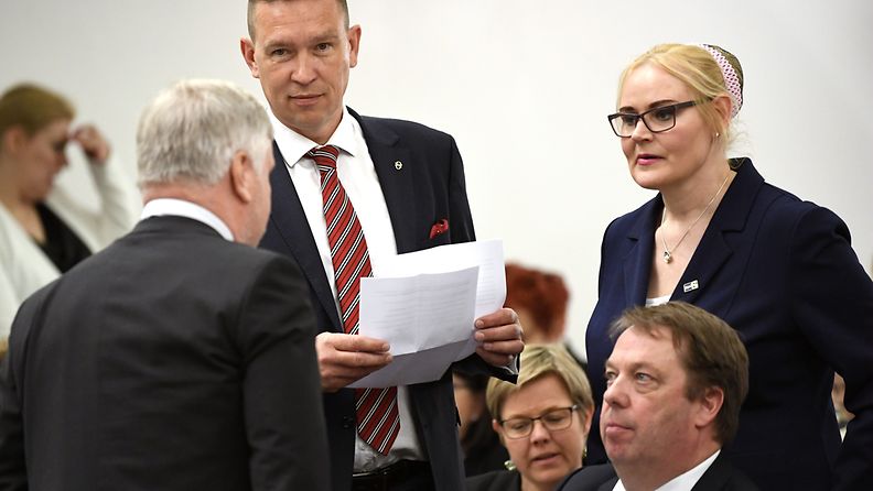 Toimi Kankaanniemi ja perussuomalaisten poliisitaustaiset kansanedustajat Tom Packalen, Veera Ruoho ja Mika Raatikainen eduskunnan täysistunnossa jossa äänestettiin hallintarekisterilaista.