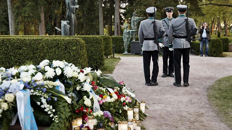 Kunniakomppania poistui presidentti Mauno Koiviston haudalta