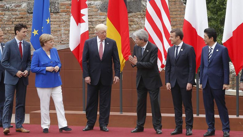 EU-johtajia ja Donald Trump