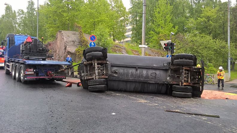 Kaatunut rekan perävaunu Helsingissä