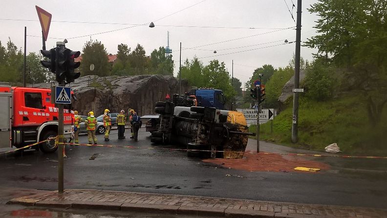 Kaatunut rekan perävaunu Helsingissä