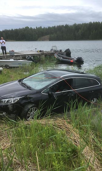  Mereen liukunut auto nostettiin Raaseporissa lauantaina 1. heinäkuuta.