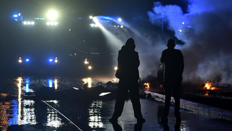 Poliisi käyttää vesitykkejä Hampurin mielenosoituksessa.