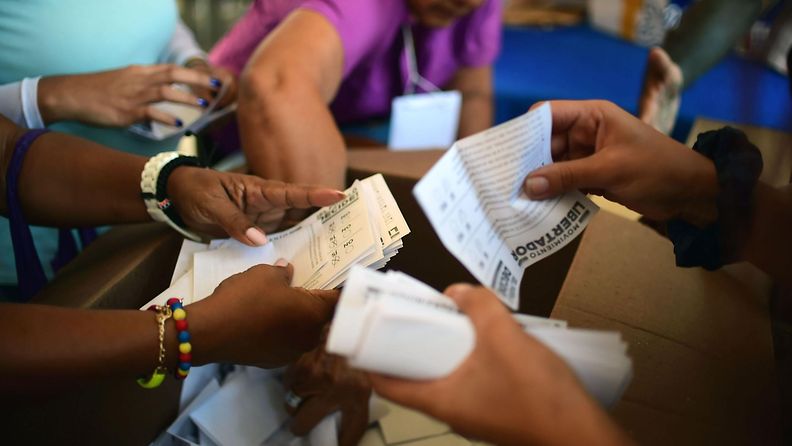 Vapaaehtoiset laskevat Venezuelassa opposition järjestämässä äänestyksessä annettuja ääniä. Äänestyksessä mitattiin luottamusta presidentti Nicolas Maduroon.