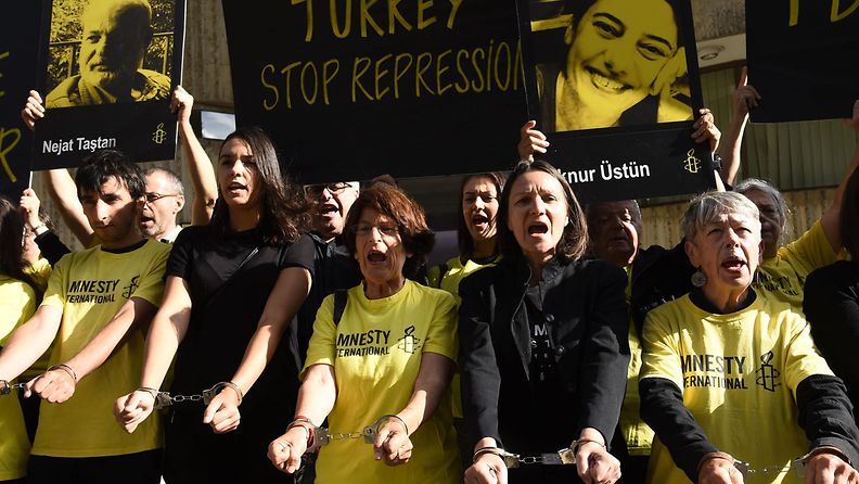 Aktivistit vaativat Turkin Pariisin suurlähetystön edustalla Turkin vangitsemien ihsmisaktivistien vapauttamista.