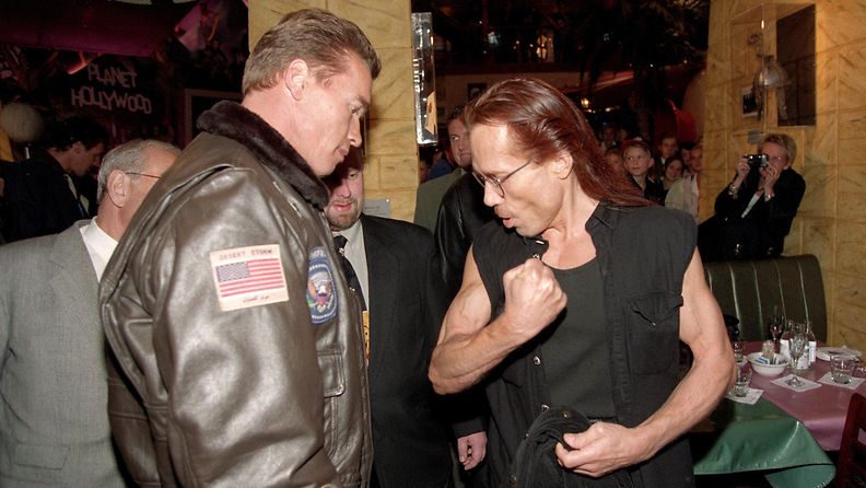 Arnold Schwarzenegger ja Mattiesko Hytönen Helsingissä 1996 Planet Hollywood
