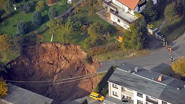 Jättimäinen kraatteri syntyi tuntemattomasta syystä Schmalkaldenin kaupunkiin Saksassa.
