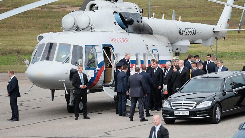 Putin astuu ulos helikopterista Seinäjoella