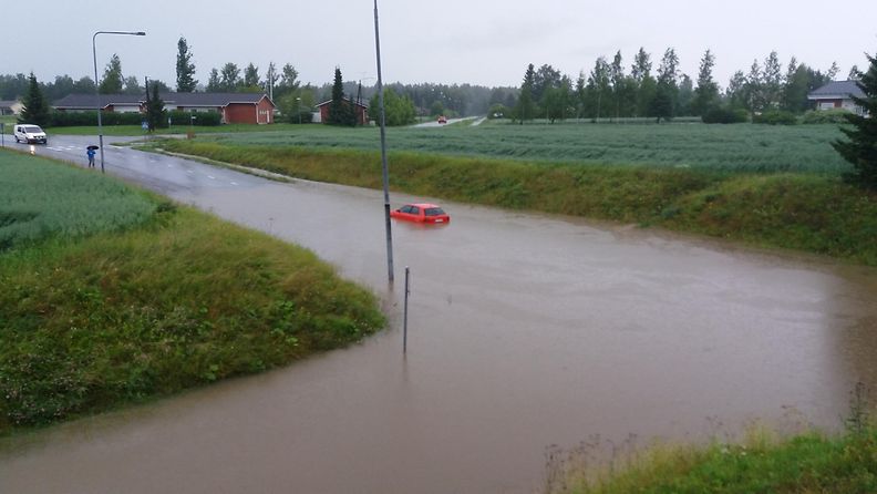 Vesi tulvi tielle Sastamalan Keikyässä.